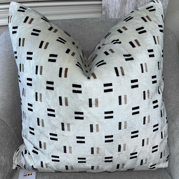 1-NWT CALDEIRA HAMMERSMITH DESIGN
VELVET DECORATIVE PILLOW - Picture 4 of 10